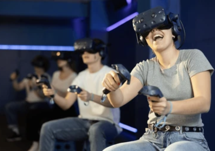 jovem usando realidade virtual